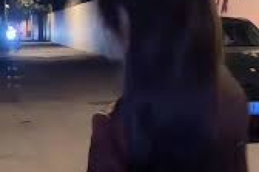 刚分手一周！八卦媒体爆料：维尼修斯在私人场所与数位女性聚会
